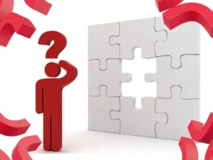 Persona con signo de interrogación frente a un rompecabezas incompleto, representando la búsqueda de soluciones, resolución de problemas y toma de decisiones.