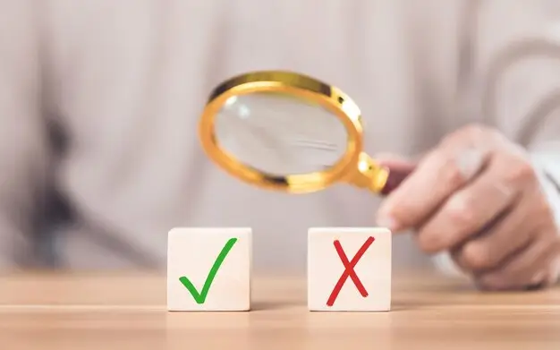 una mano con una lupa mostrando lo correcto y lo negativo